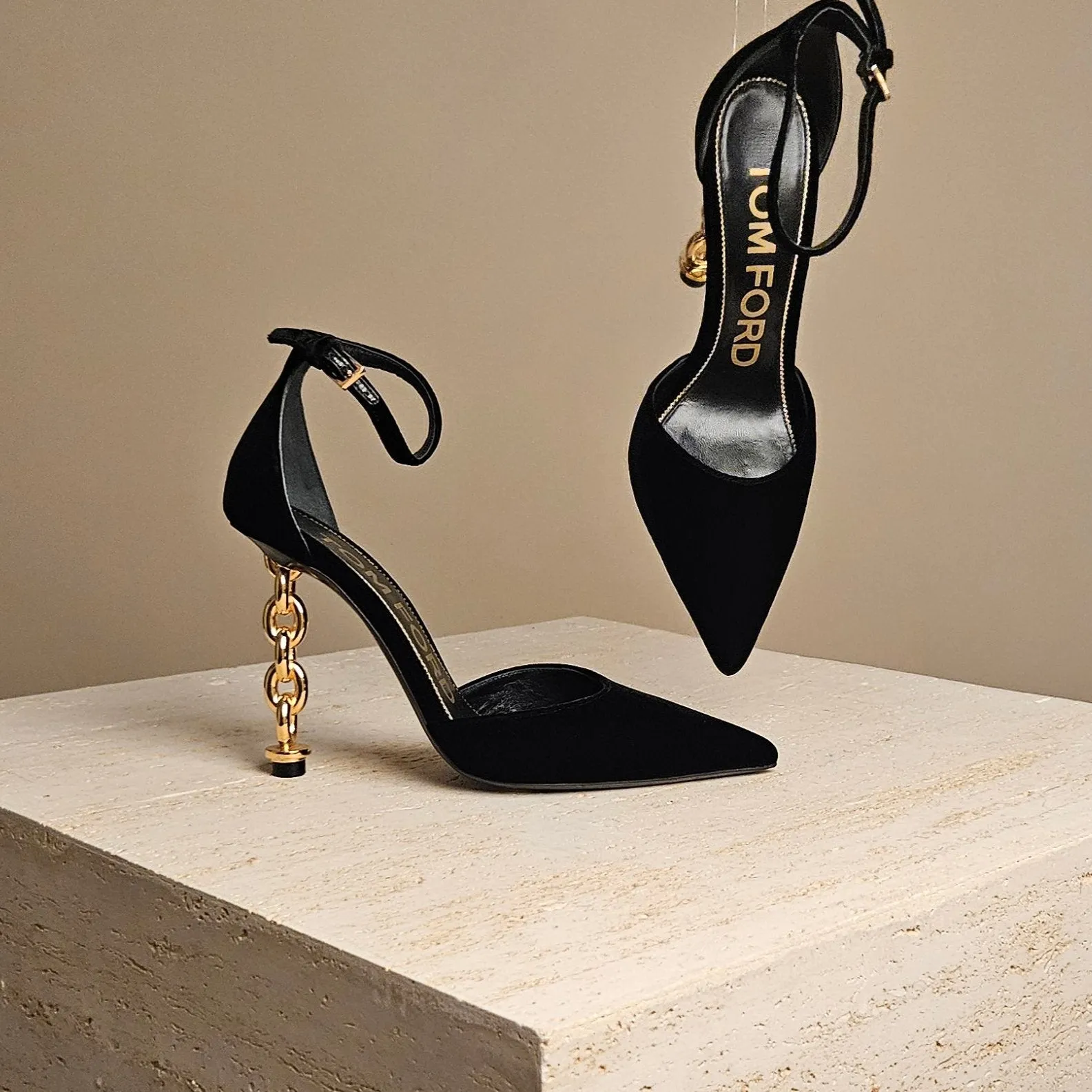 Chain Trimmed Velvet Black Pump