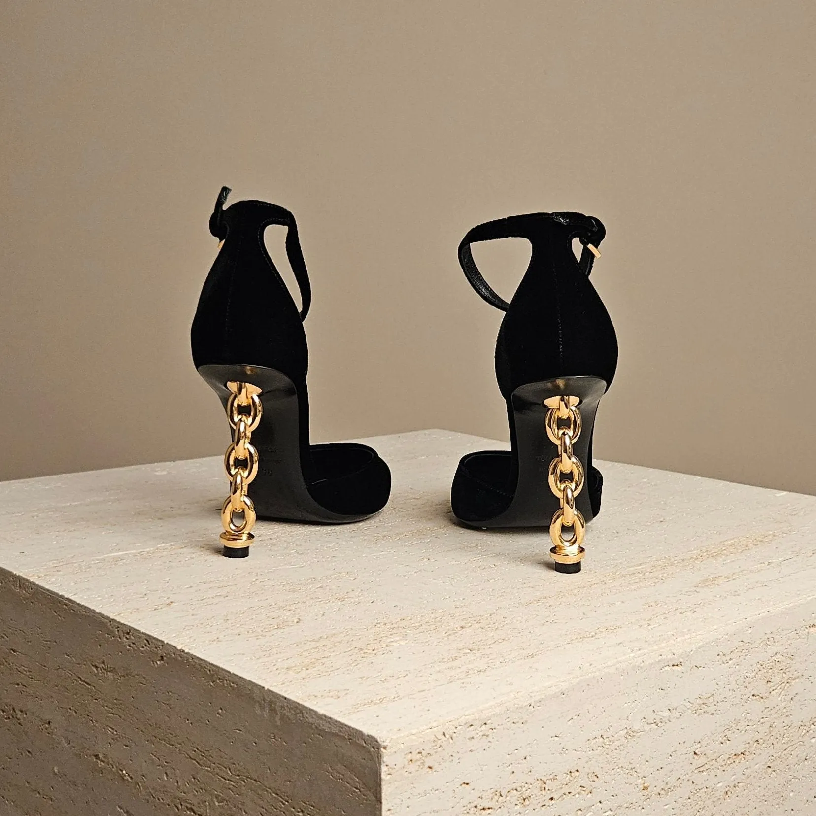 Chain Trimmed Velvet Black Pump