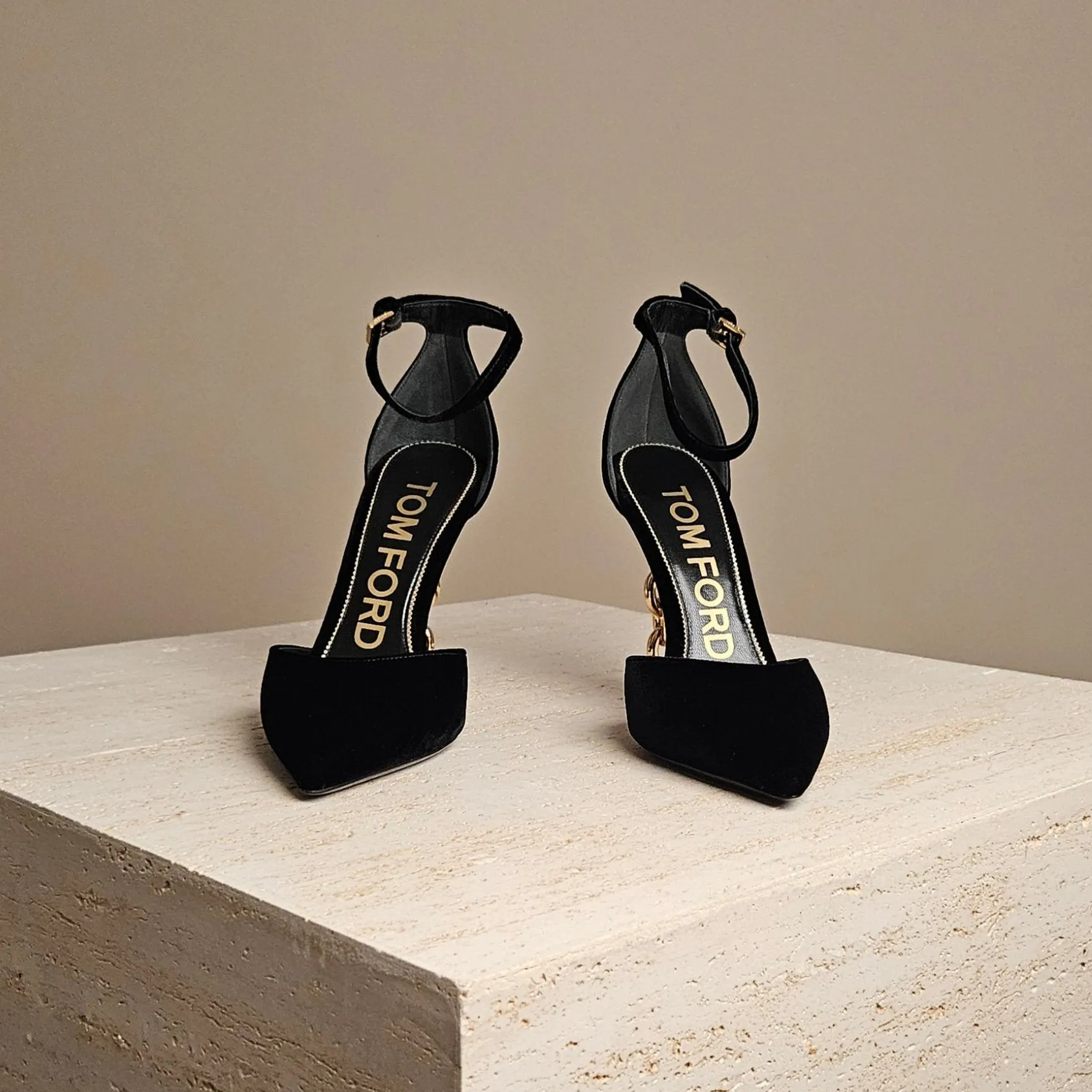 Chain Trimmed Velvet Black Pump