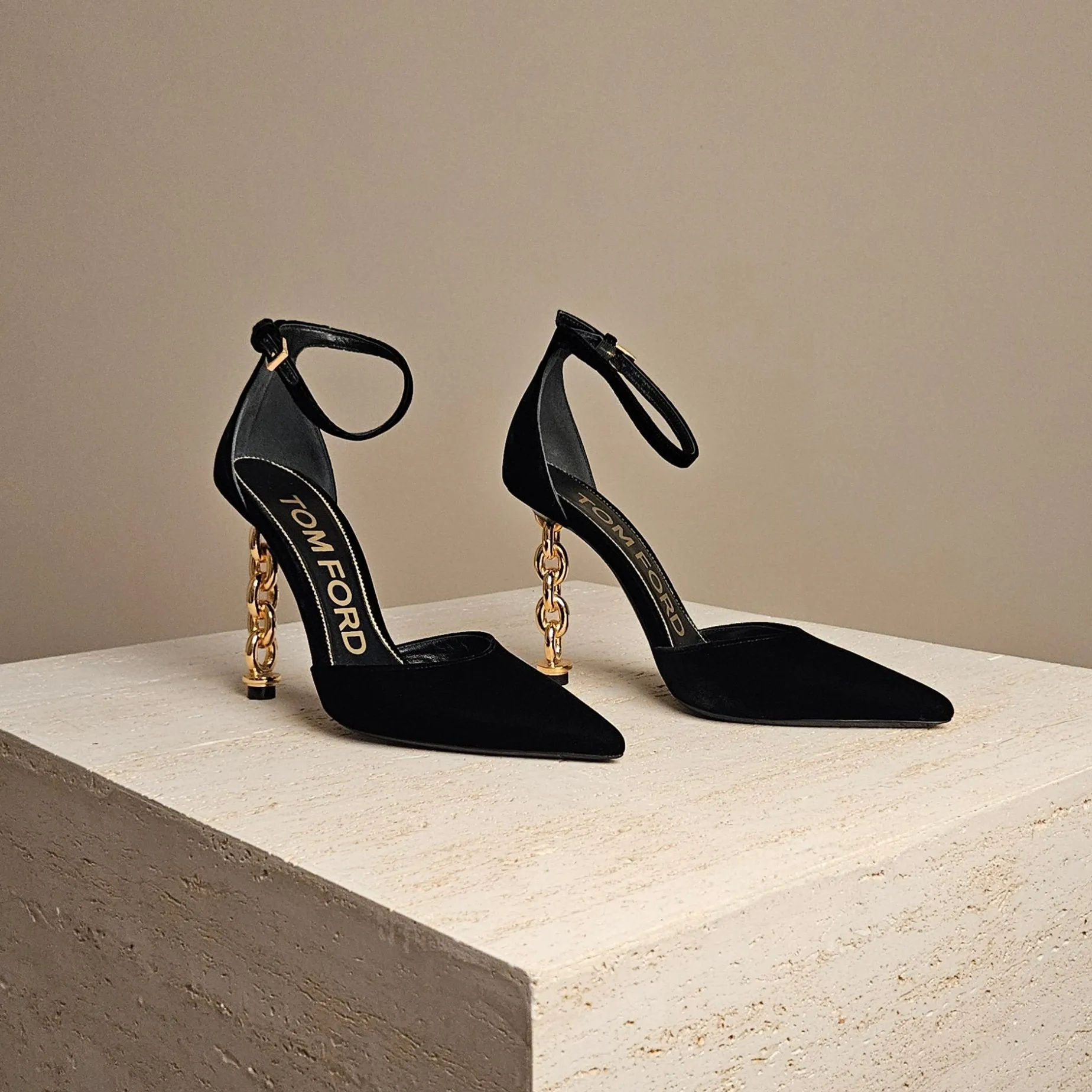 Chain Trimmed Velvet Black Pump