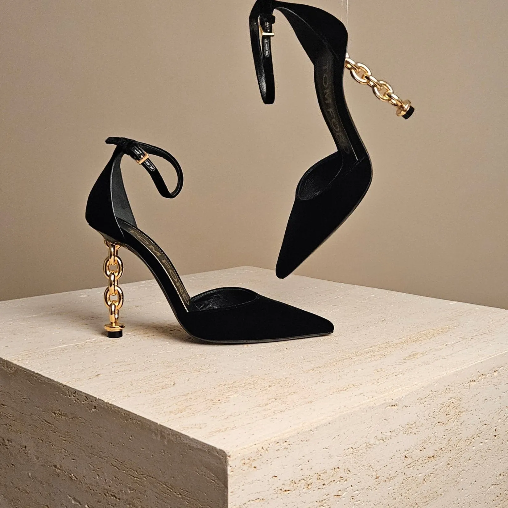 Chain Trimmed Velvet Black Pump