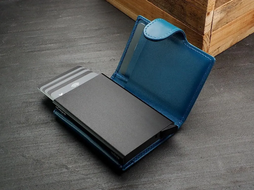 PULARYS Mini Wallet SOLO- Credit Card Holder Made of Italian Leather - RFID blocking - Up to 9 Card Slots - Coin Pocket - For Men and Women - Classic Design